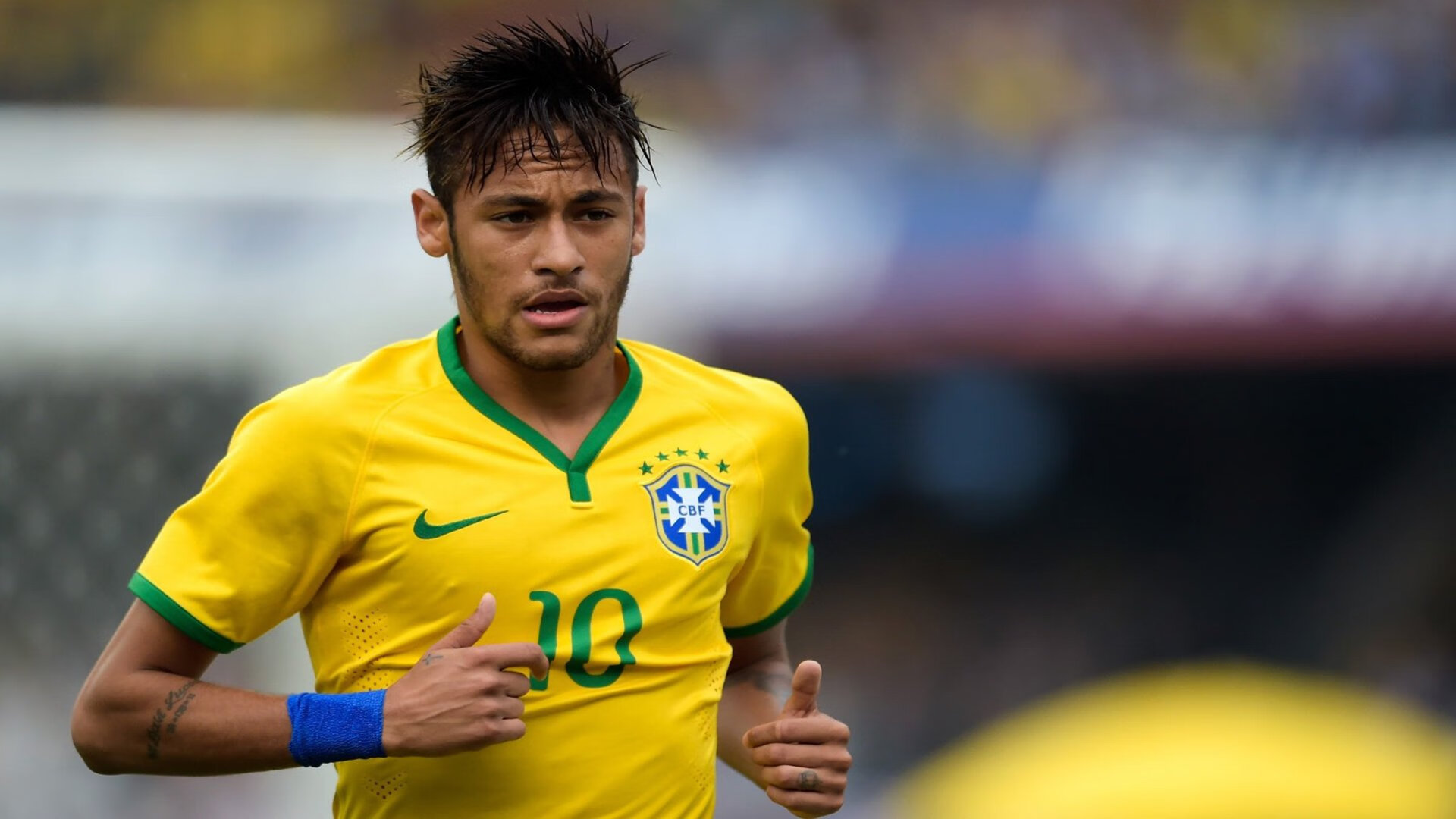 足球产业相关专业人才教育尚未普及，足球产业管理